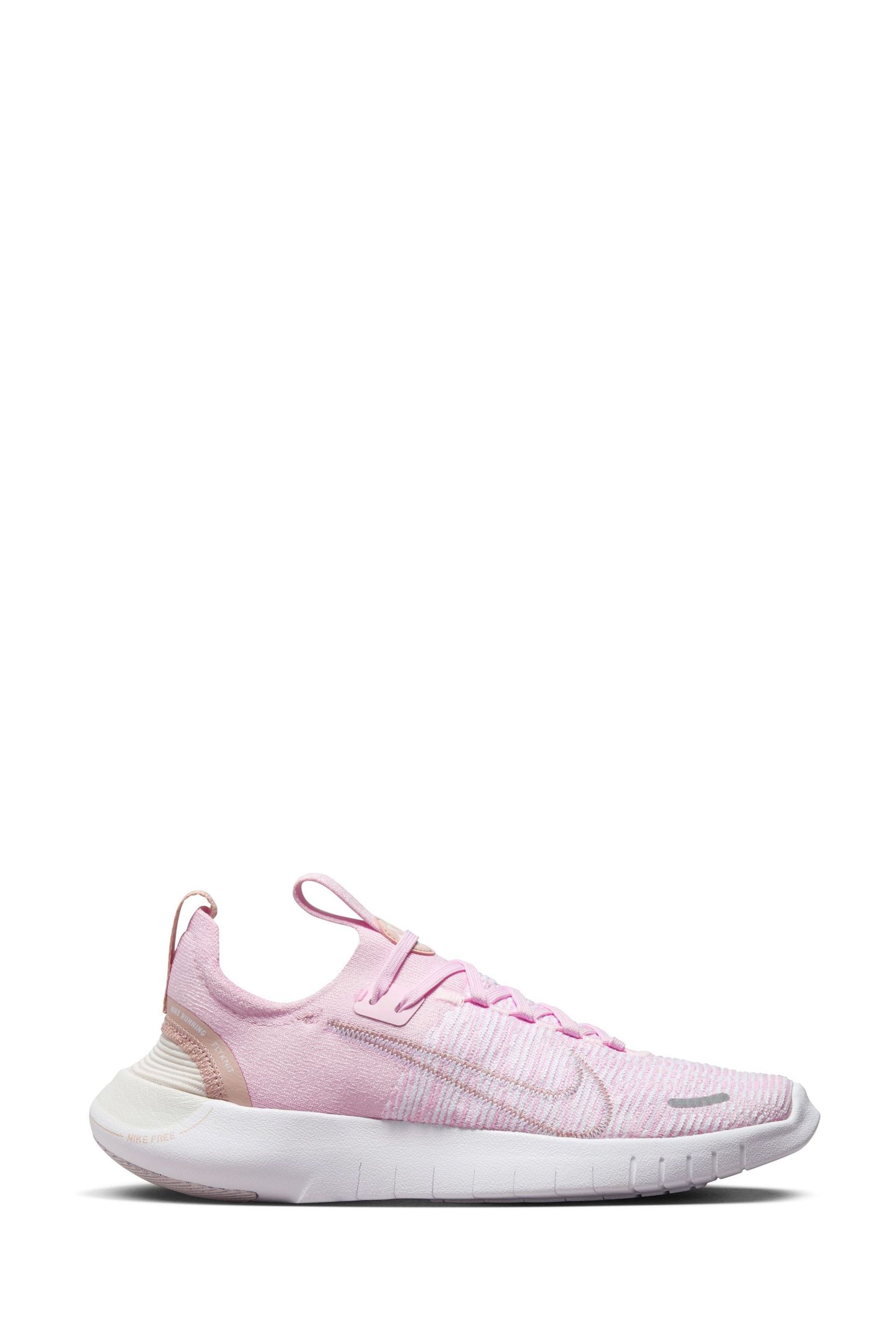Running free run flyknit sale trainers in grey and pink