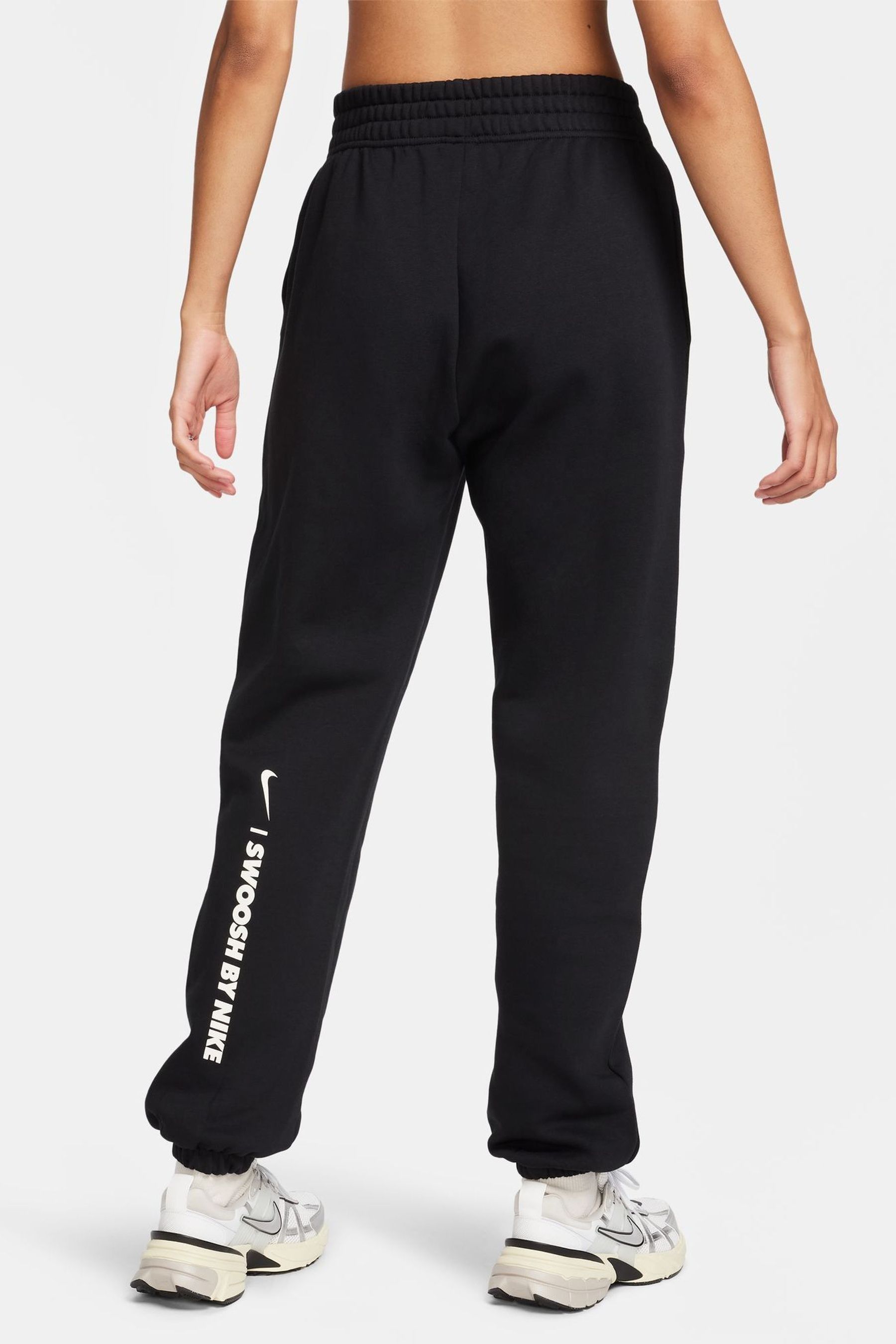 Jogging nike hotsell logo swoosh