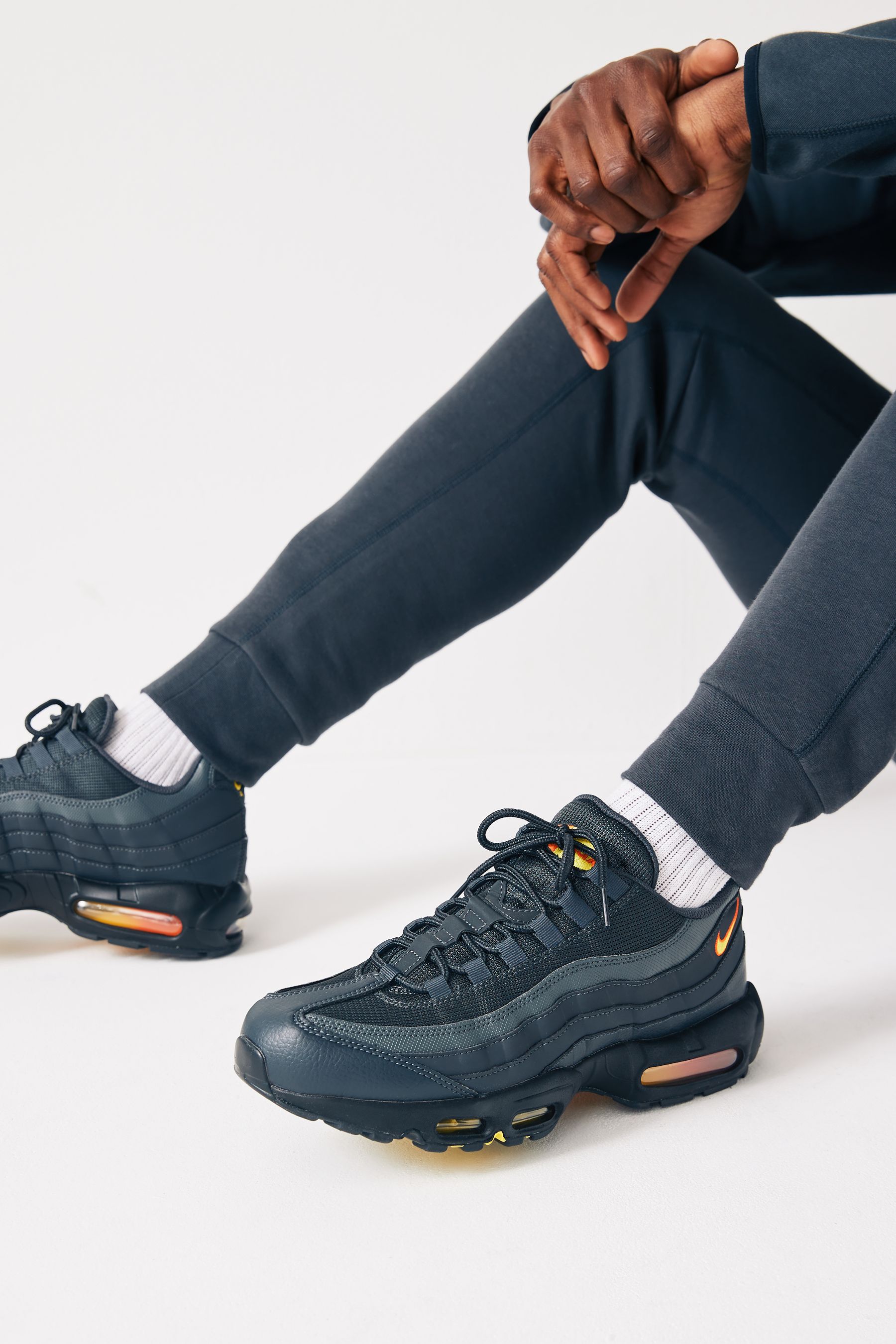 Orange air max deals 95