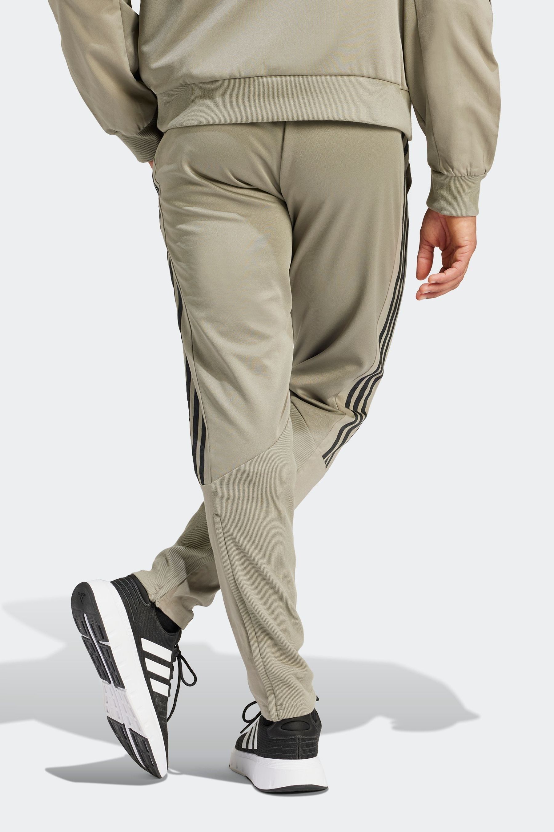 Green top tiro pants