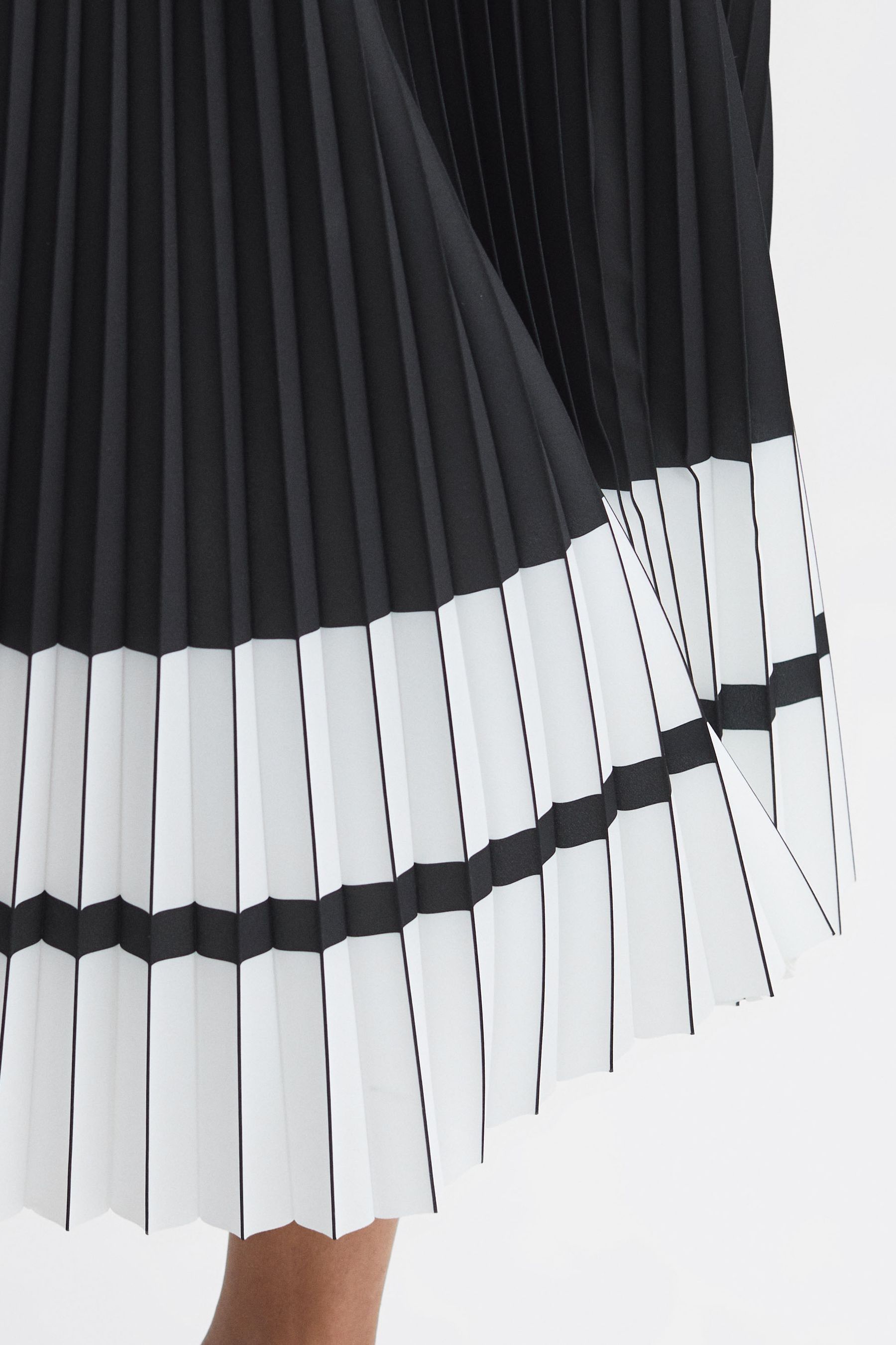 Black and white pleated midi skirt hot sale