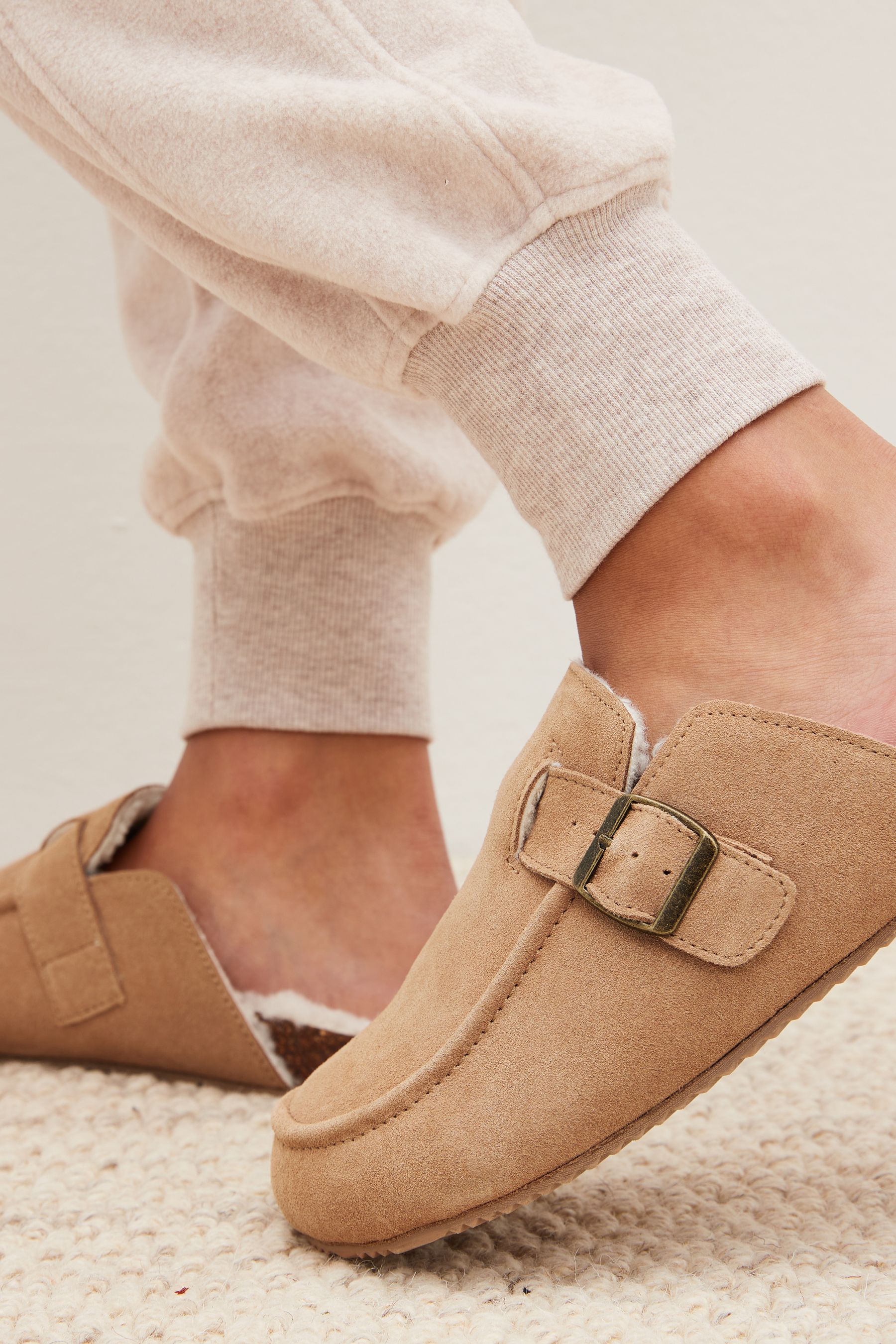 Womens tan hot sale mule slippers