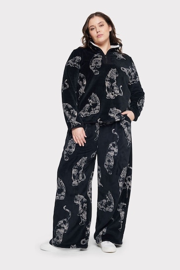 Chelsea Peers Black Curve Curve Fleece Linear Tiger Print Co-ord Set