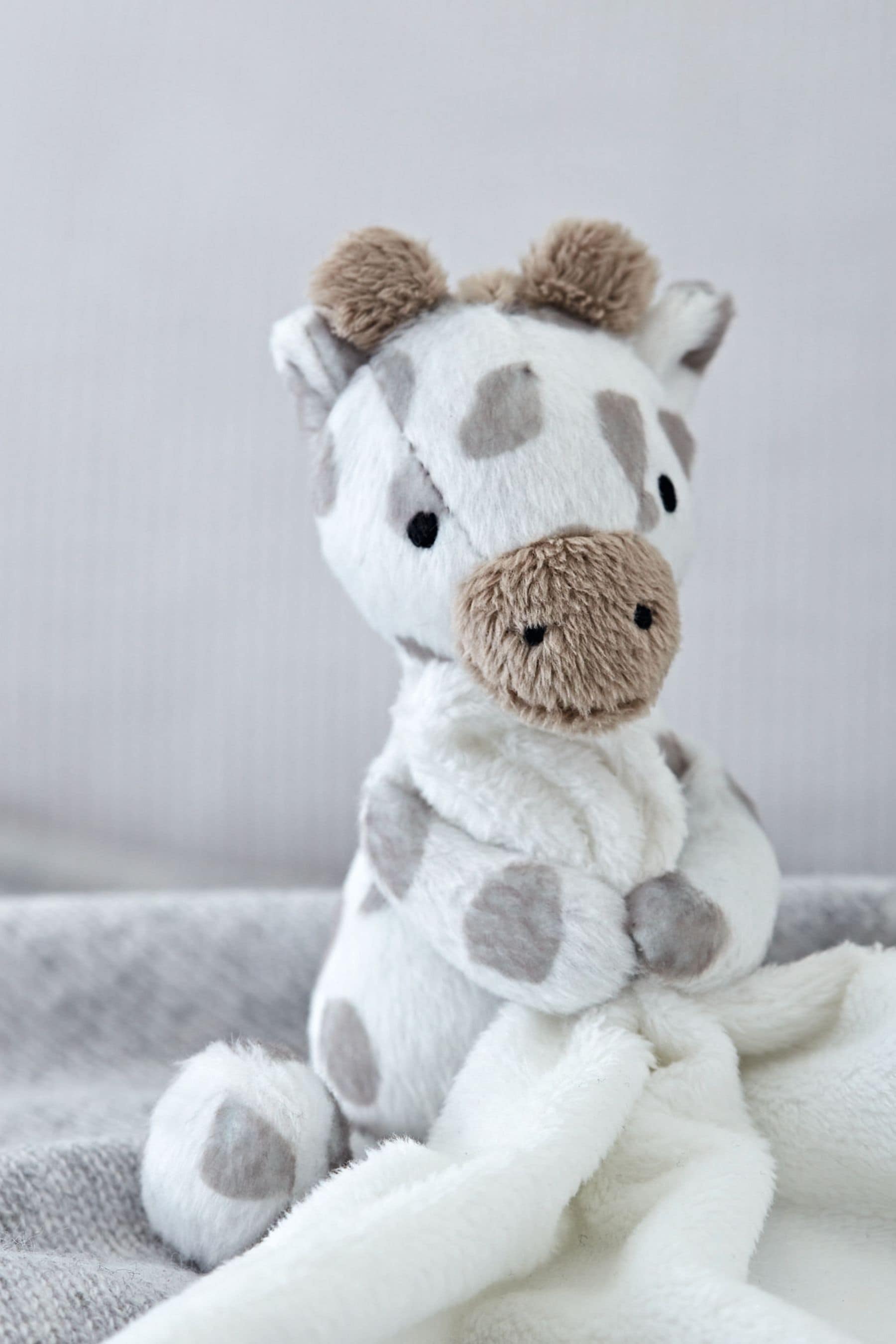 Baby giraffe comforter top