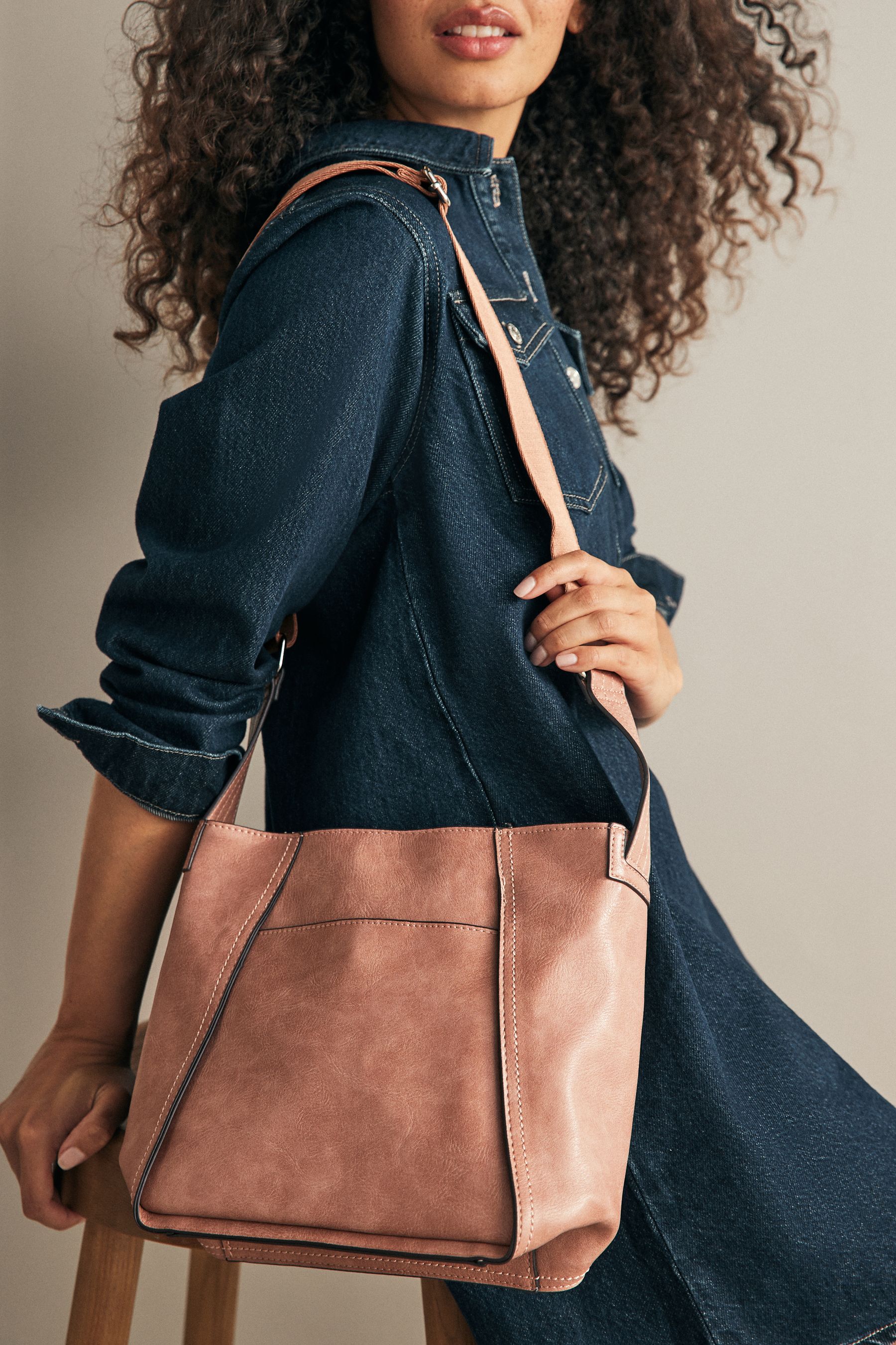 Casual shoulder bag shop