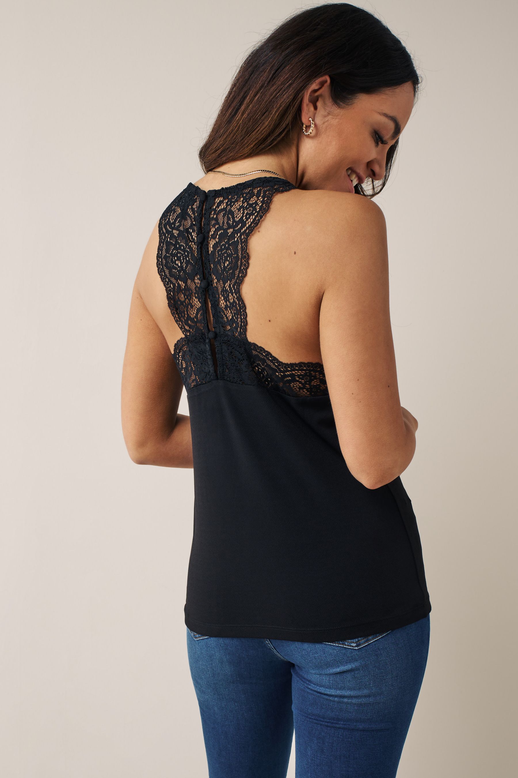 Sleeveless top lace vest