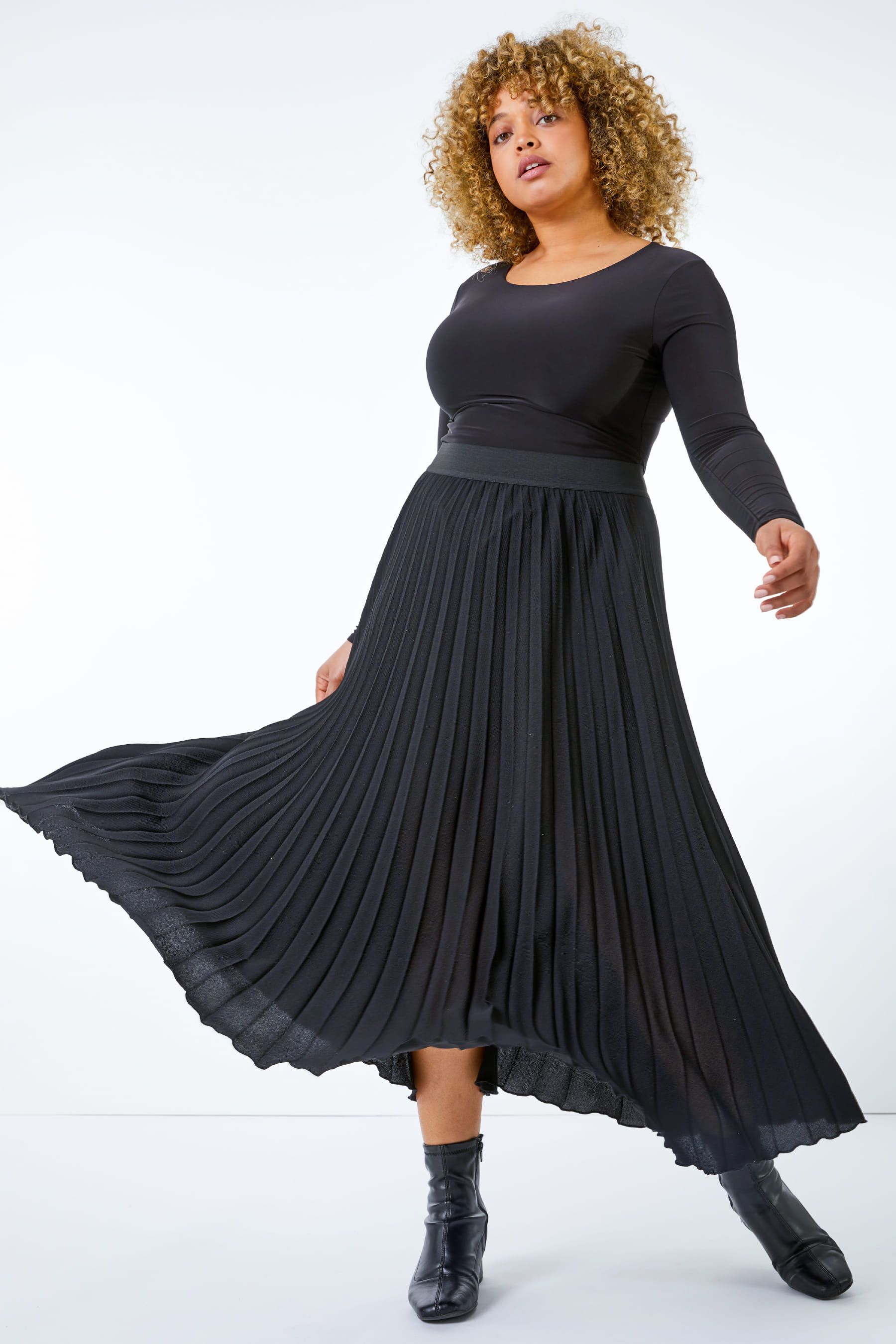 Black pleated on sale skirt curve