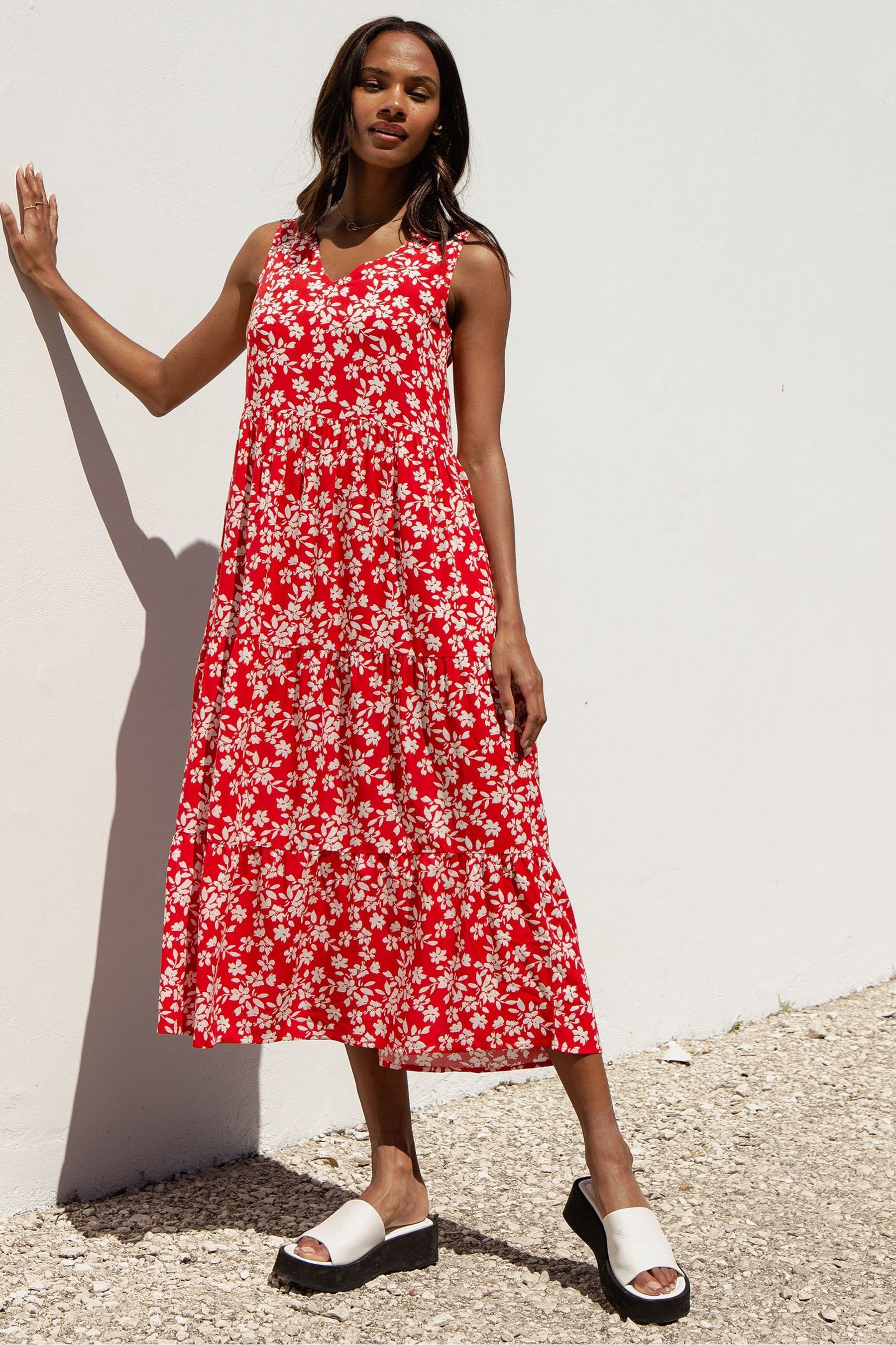 Red sleeveless midi dress 2025