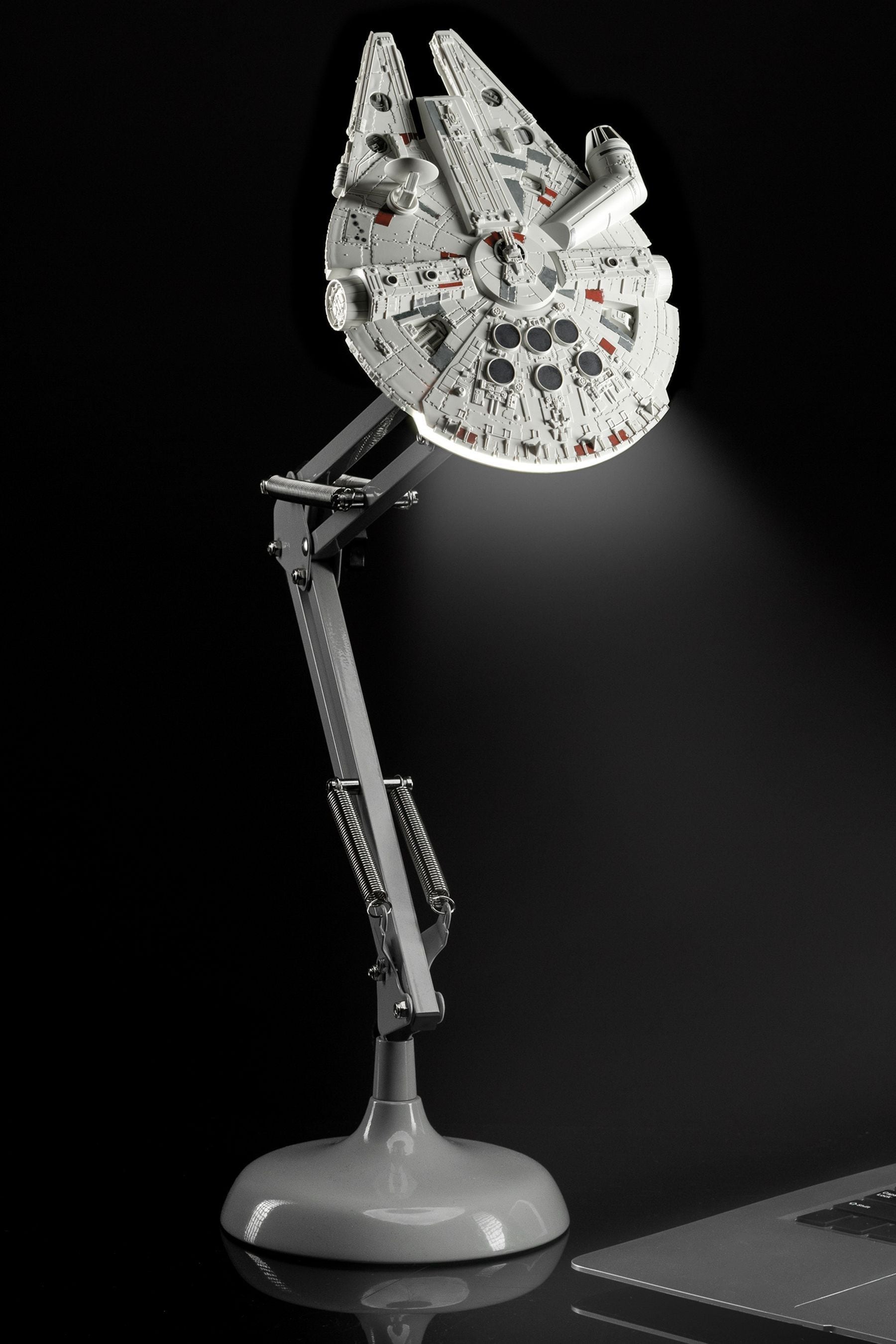 Star wars millennium falcon posable desk light clearance