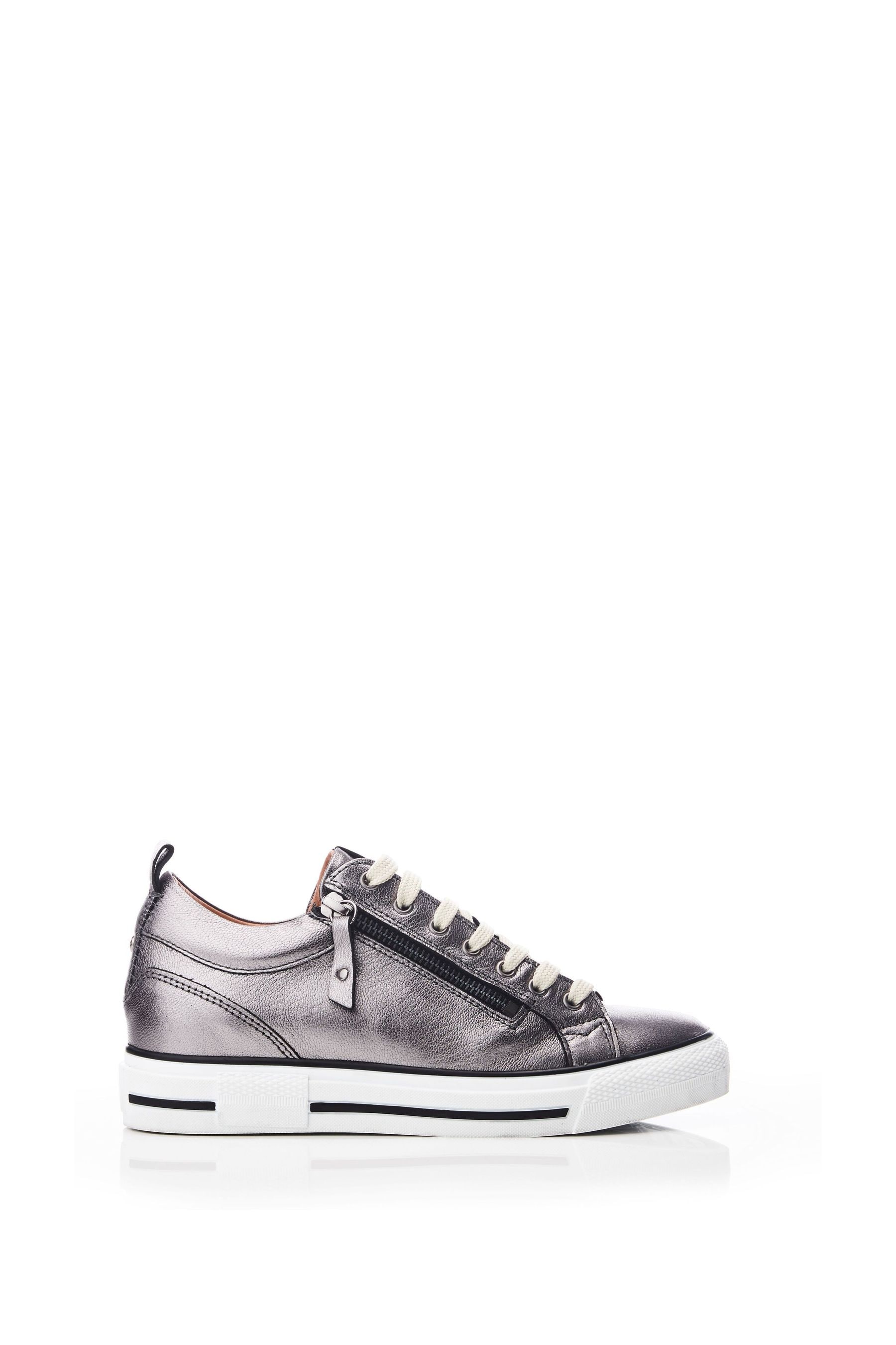 Trainers with hidden top wedge