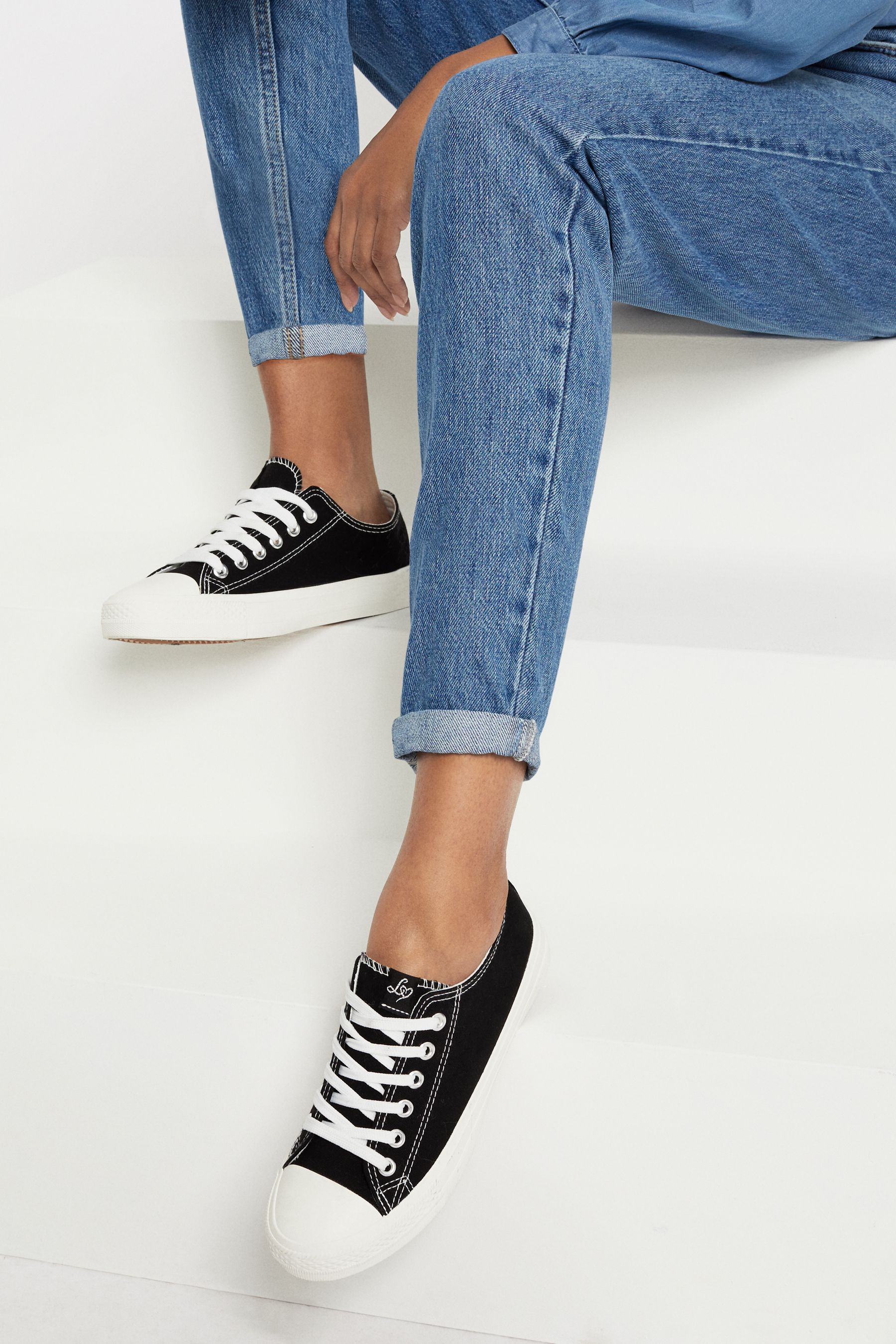 Black skippy hot sale sneakers