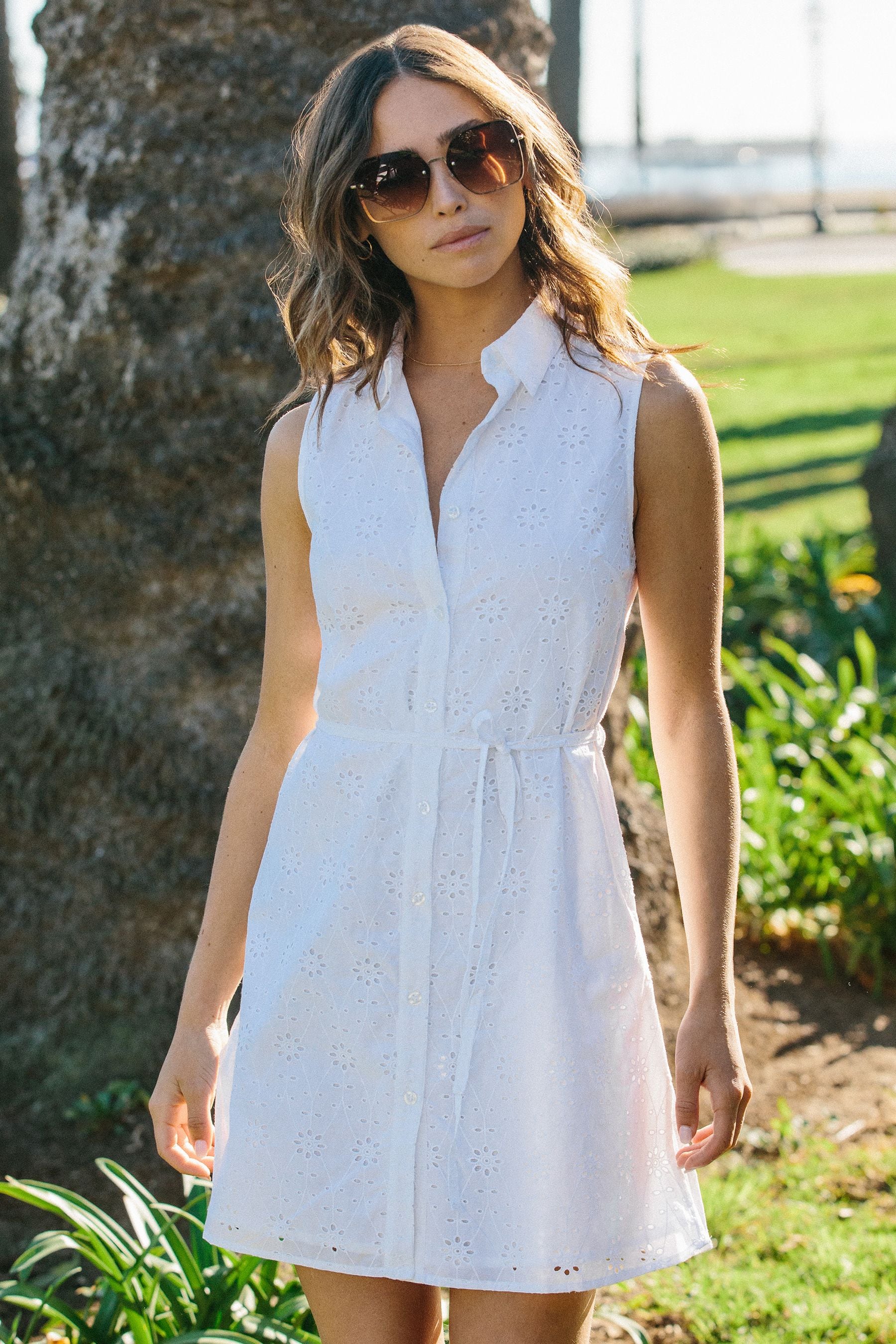 Sleeveless white dress shirt 2025