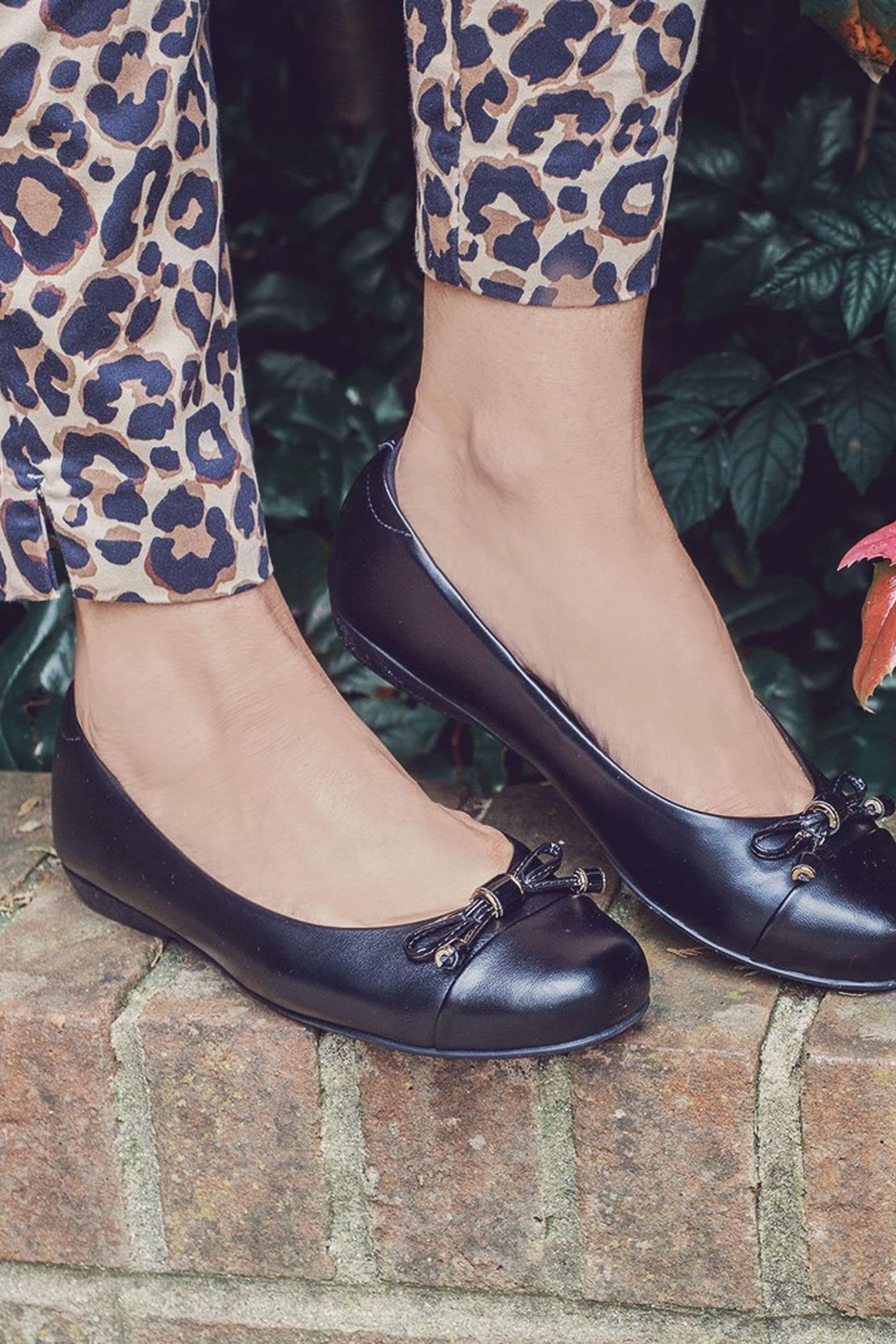Ladies flat ballet hotsell pumps