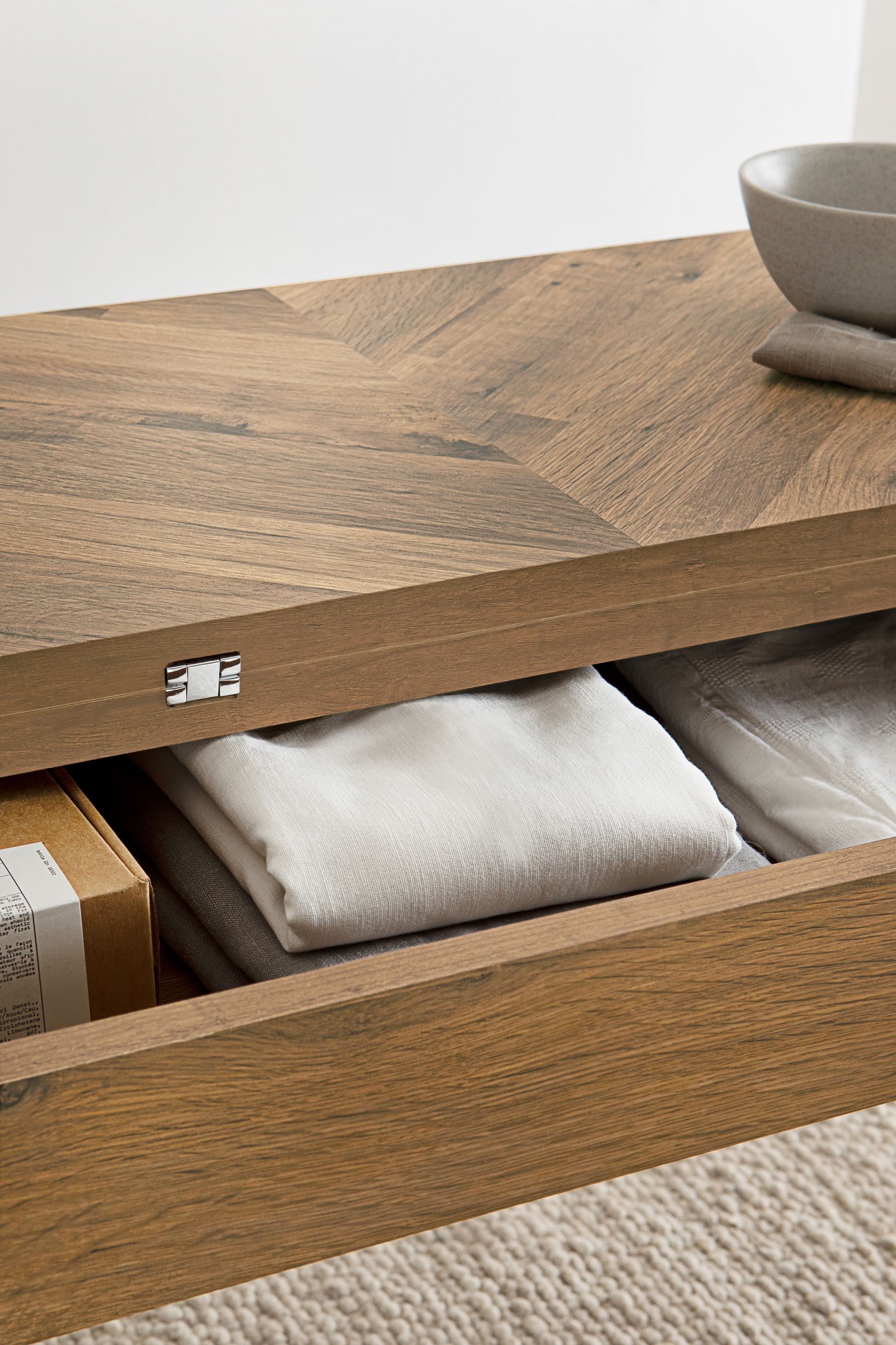 Expanding console sale table