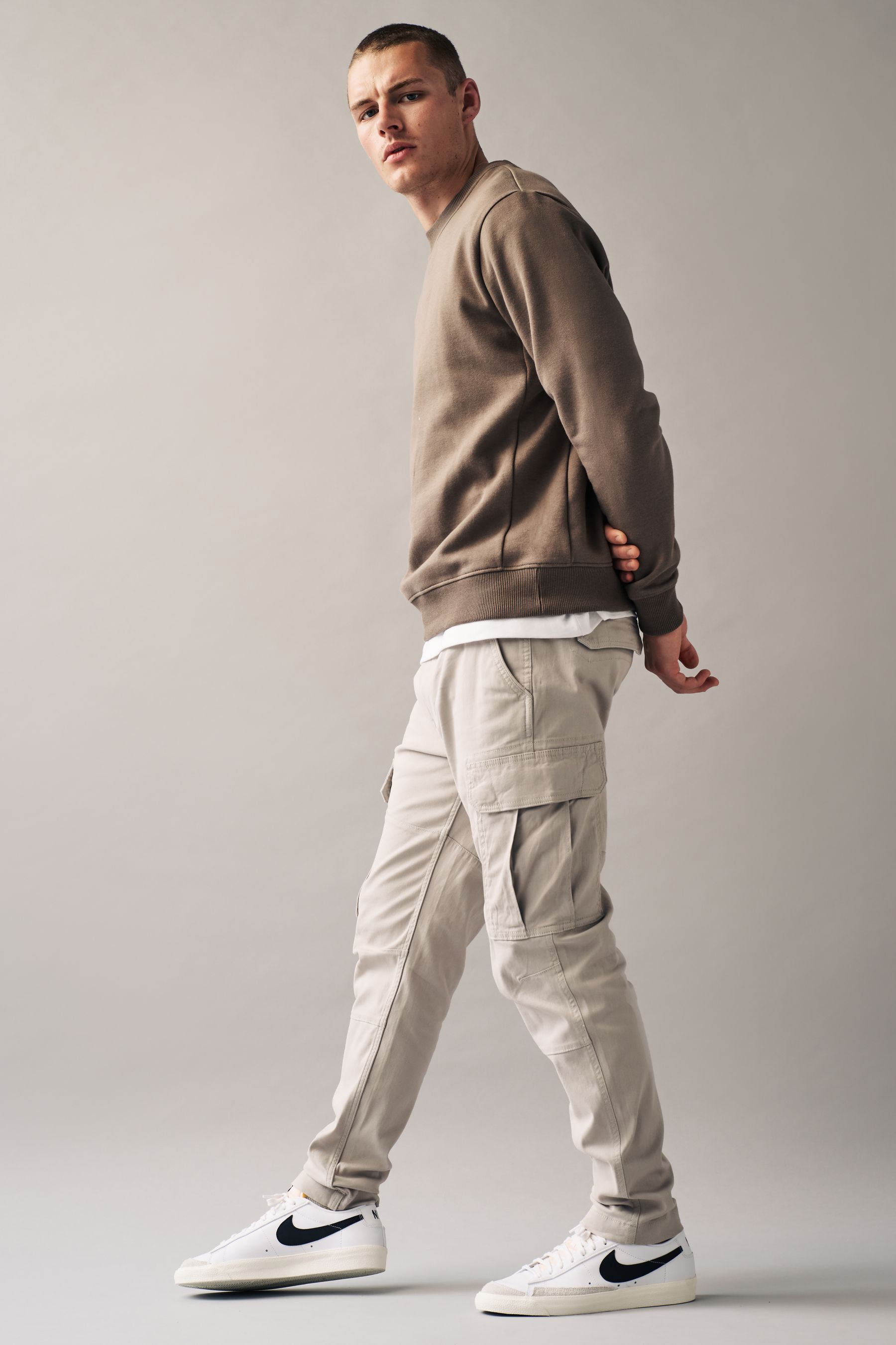 Lightweight cotton deals cargo trousers mens