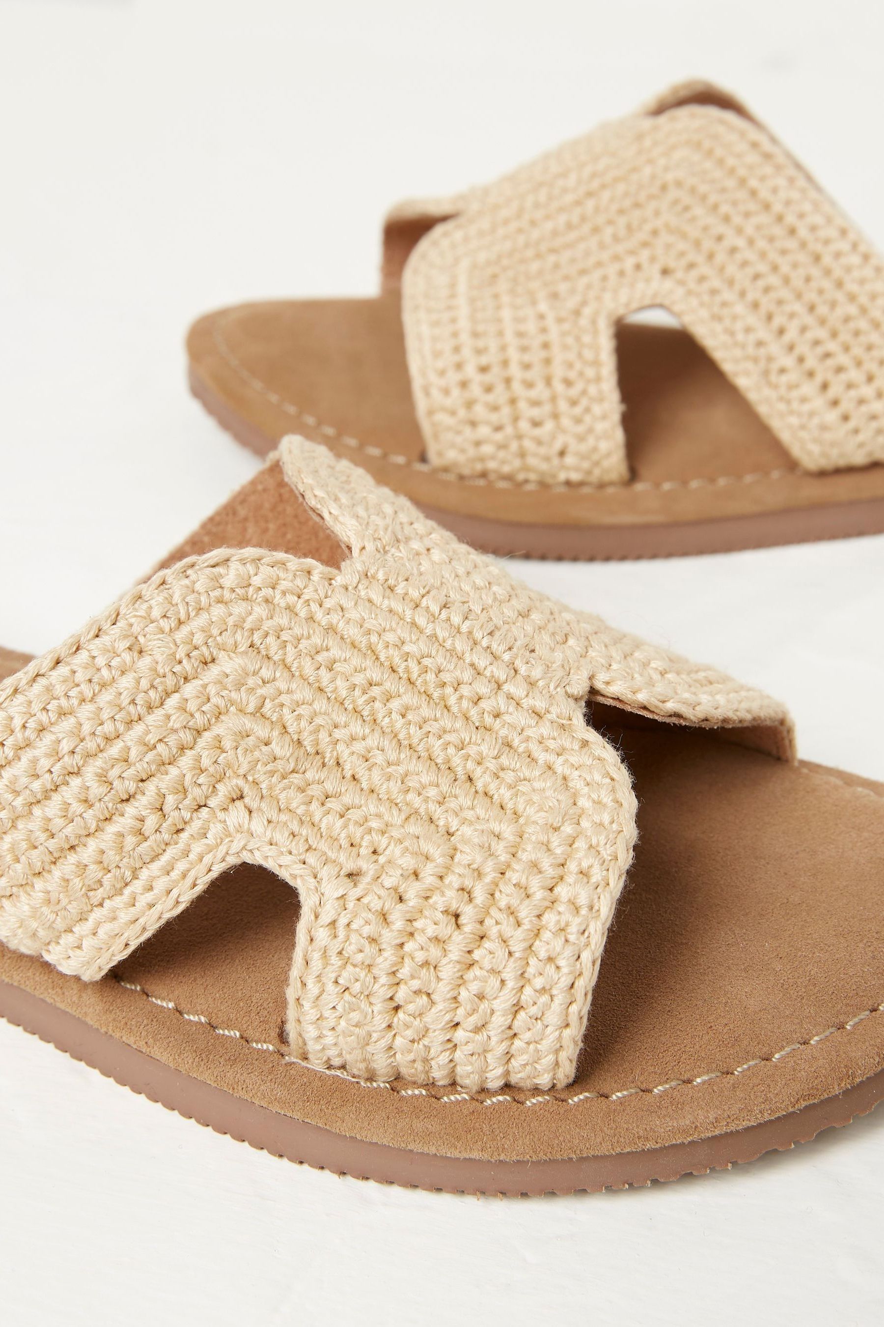 Posy Ruffle Flip Flops Pattern (Crochet) – Lion Brand Yarn