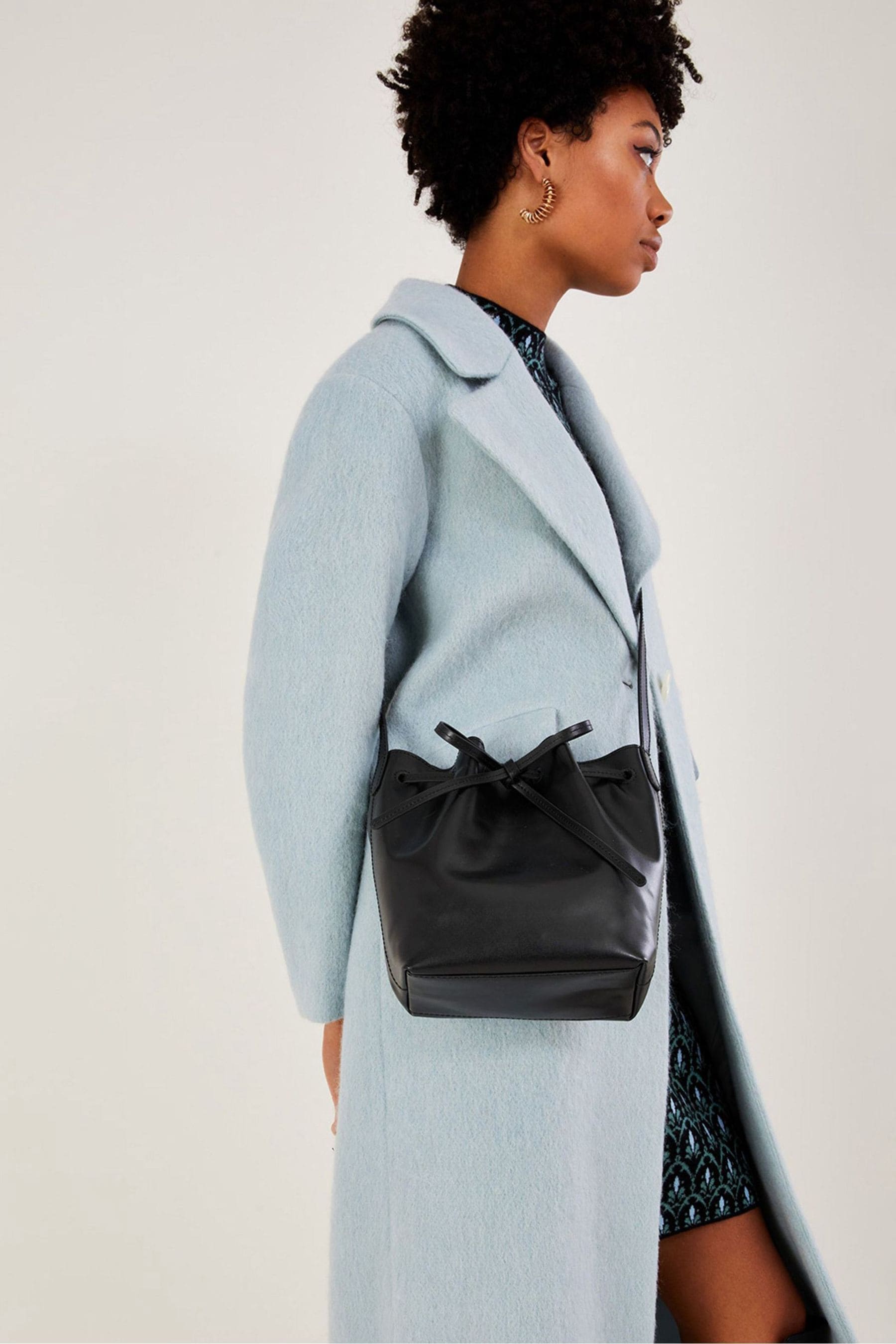Black leather 2025 bucket bag uk