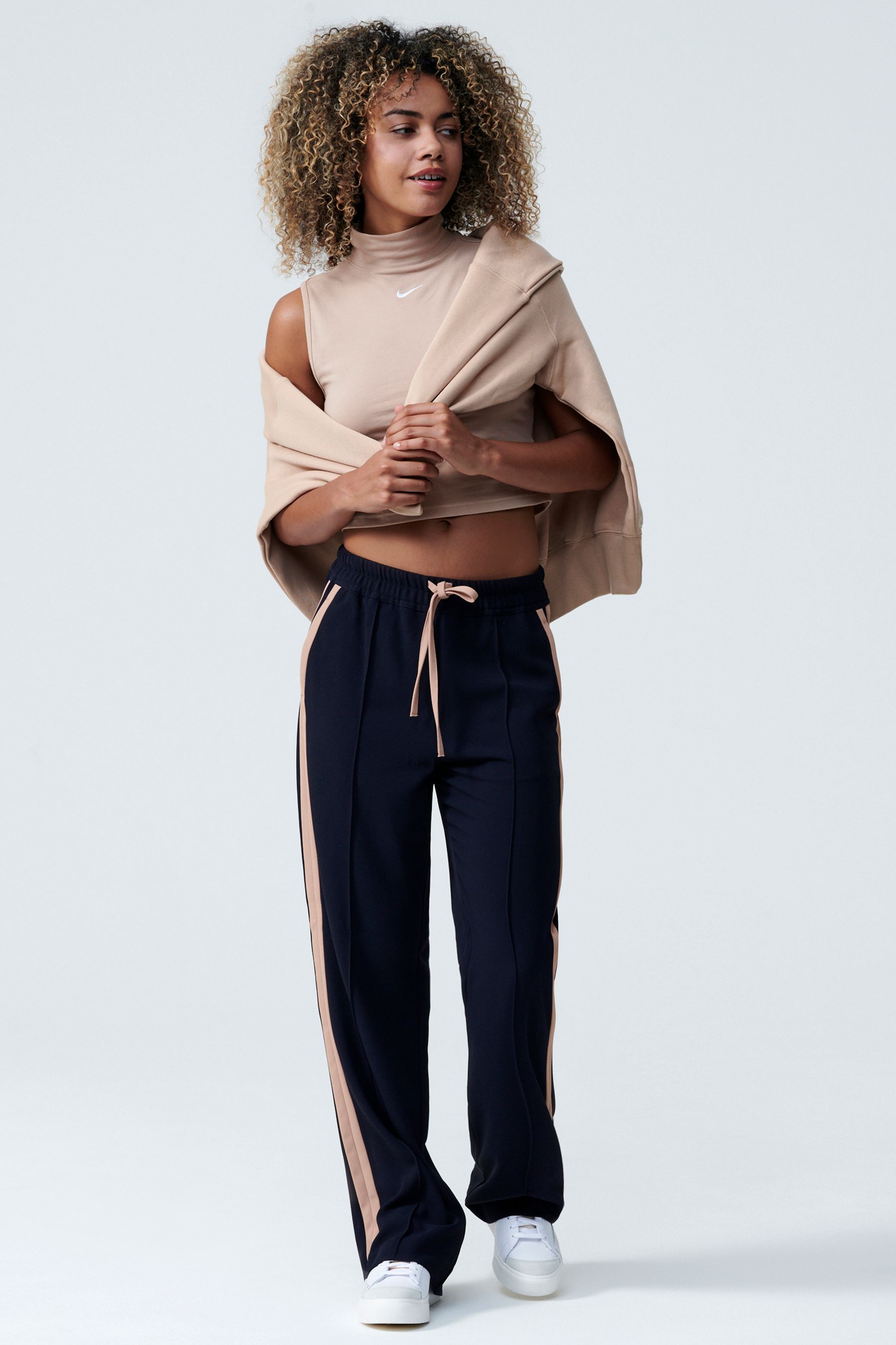 Nike mini swoosh oversized cropped light beige 2025 sweatshir