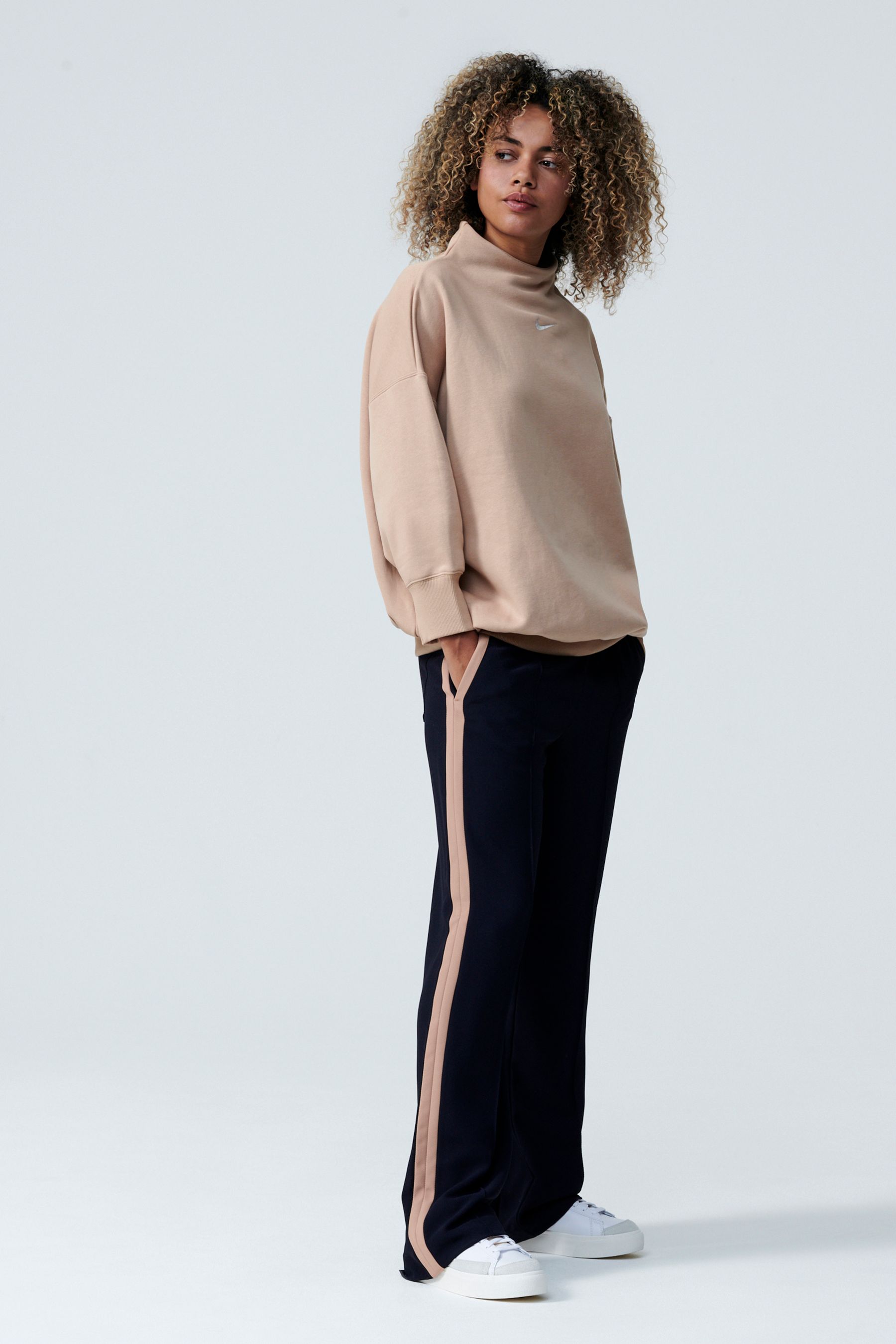 Nike mini swoosh oversized light beige sweatpants outlet
