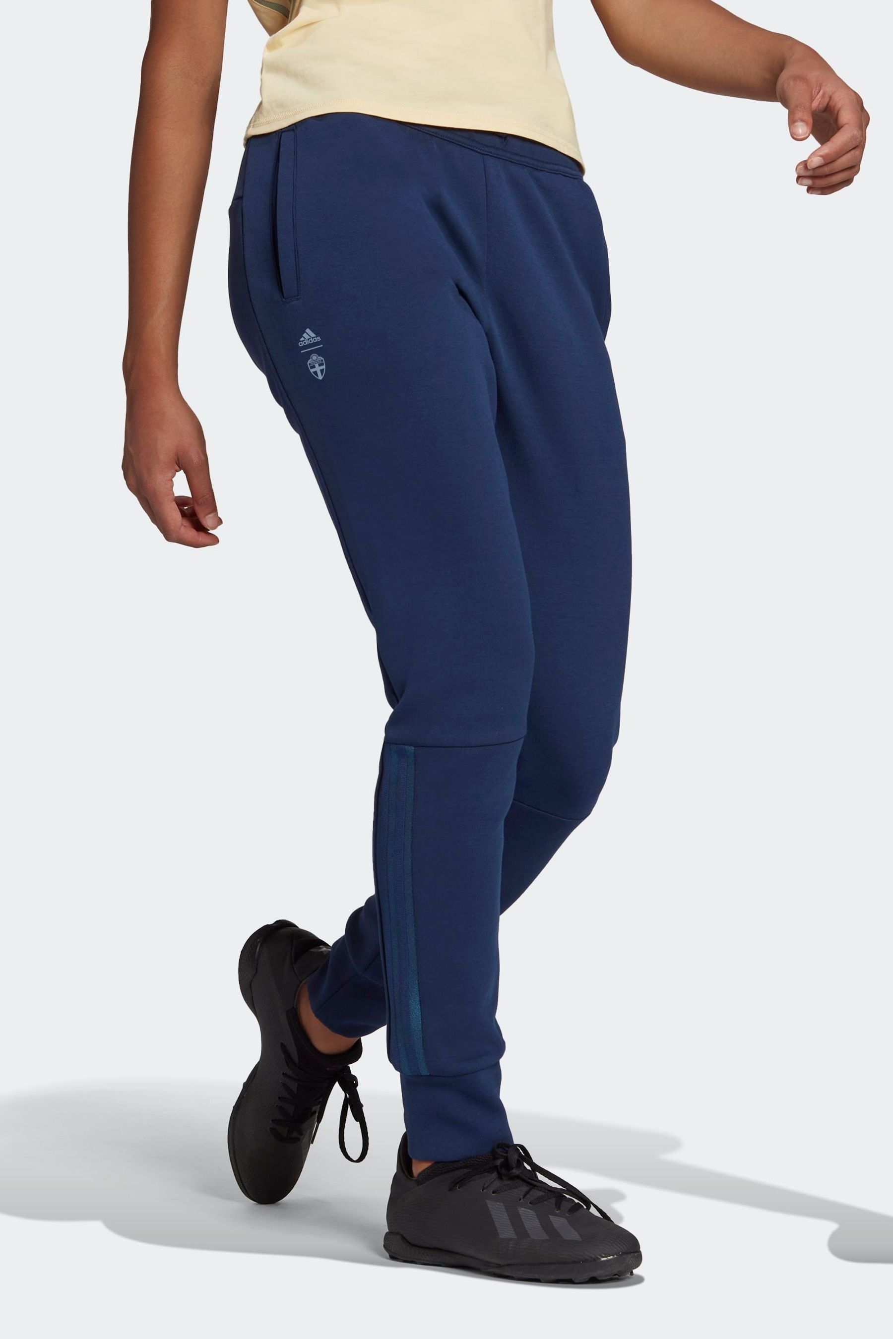 Travel joggers top