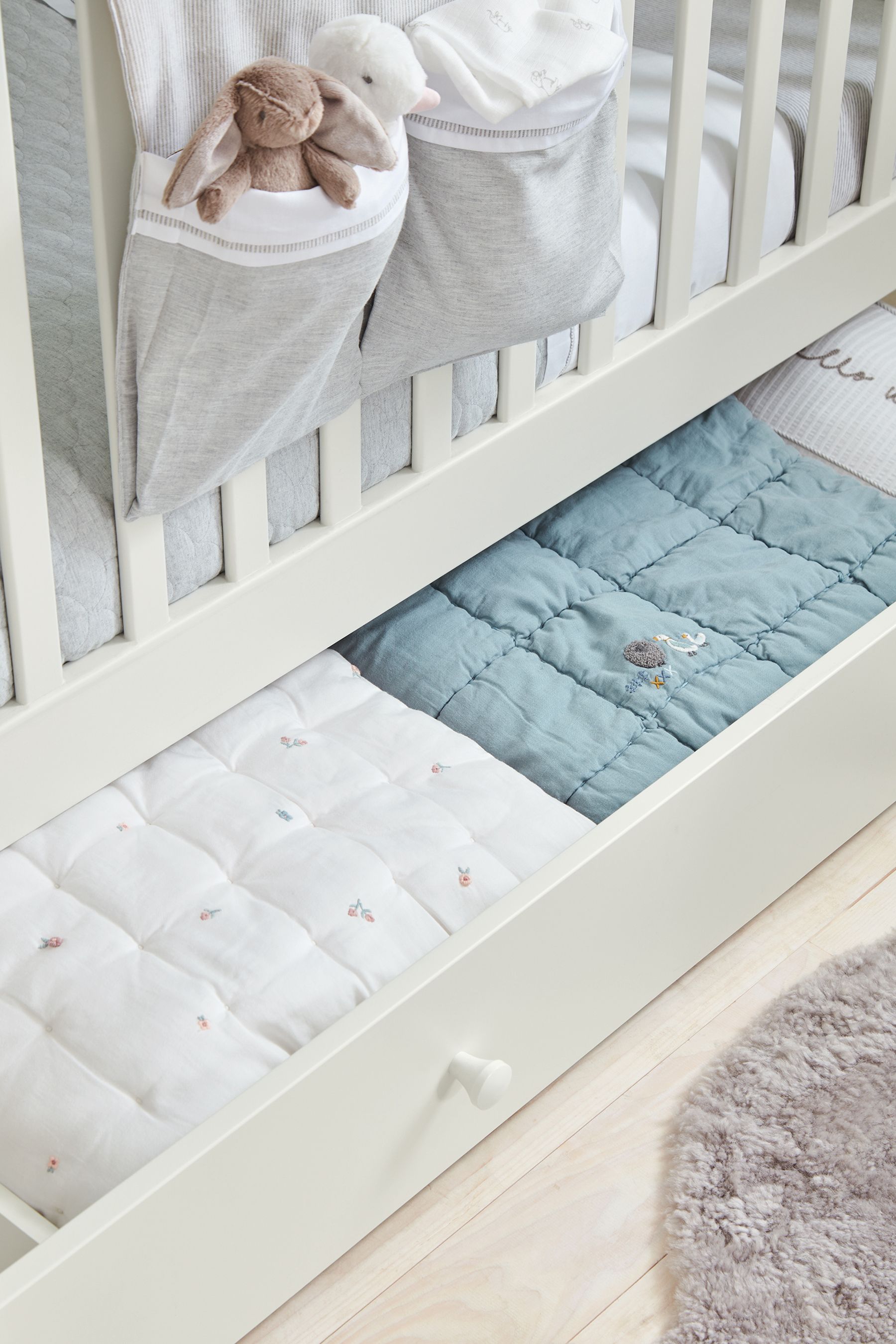 Mamas and papas top mia classic cot bed