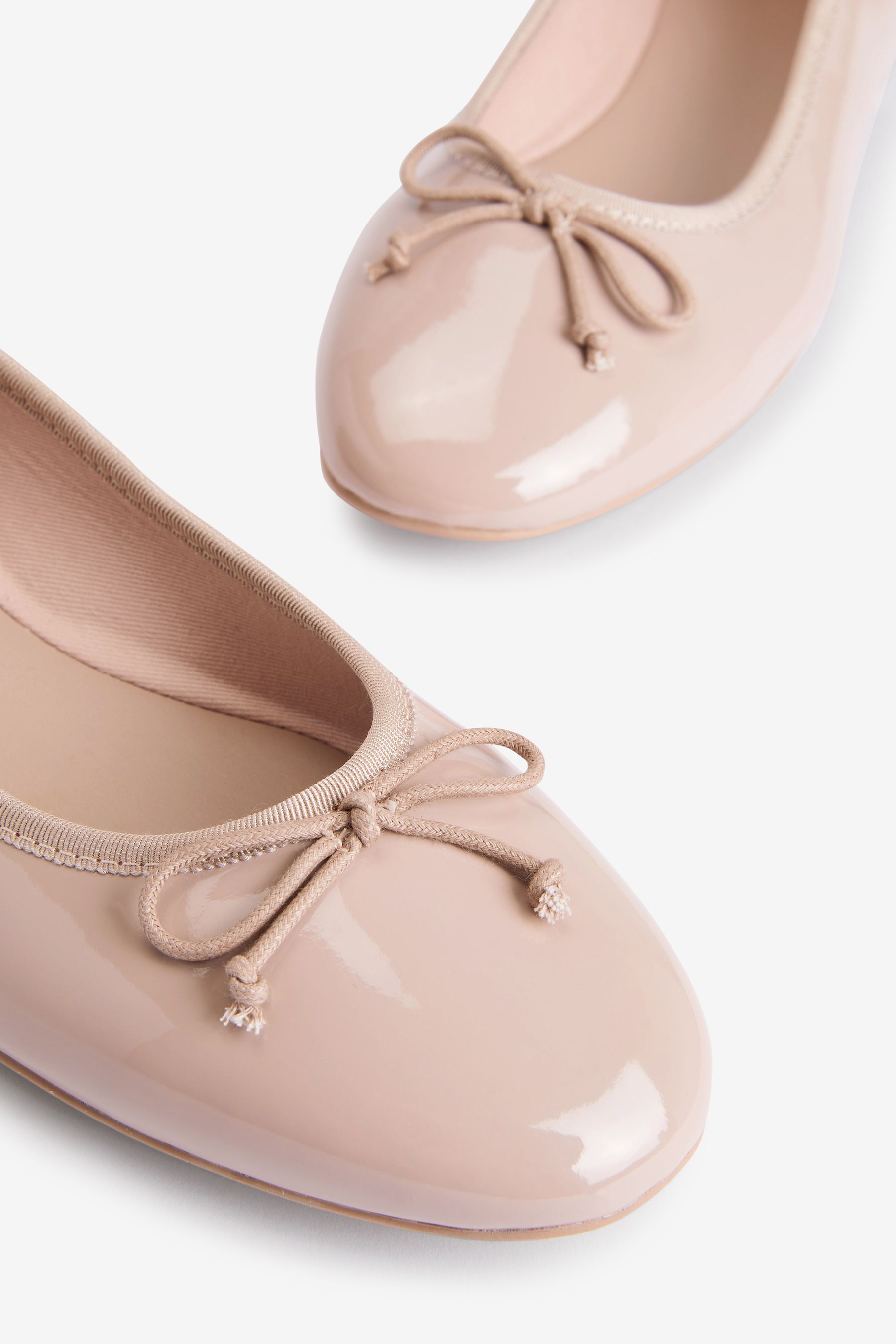 Nude pink 2025 flat shoes