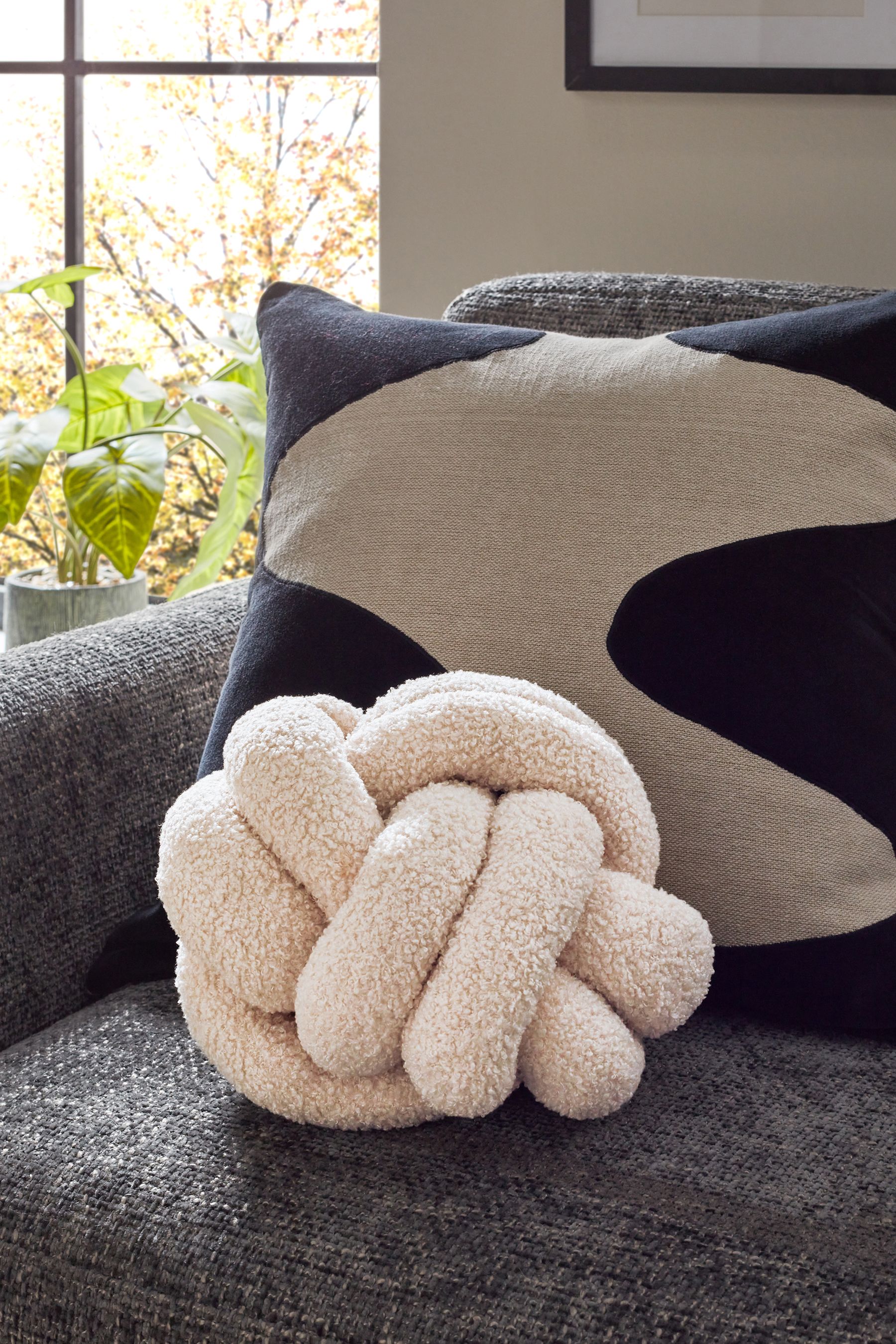 Round new arrivals knot pillow