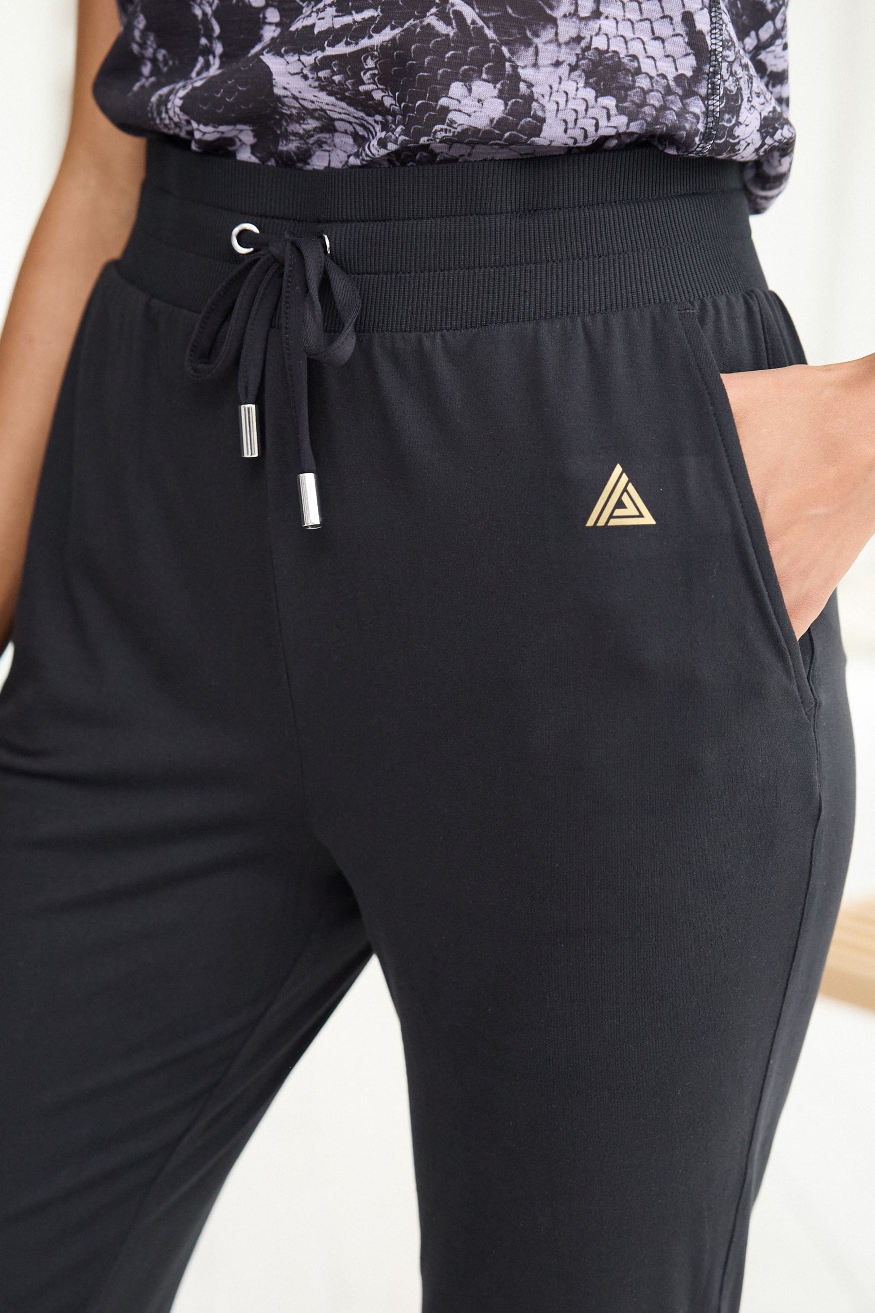 Black sports hot sale joggers