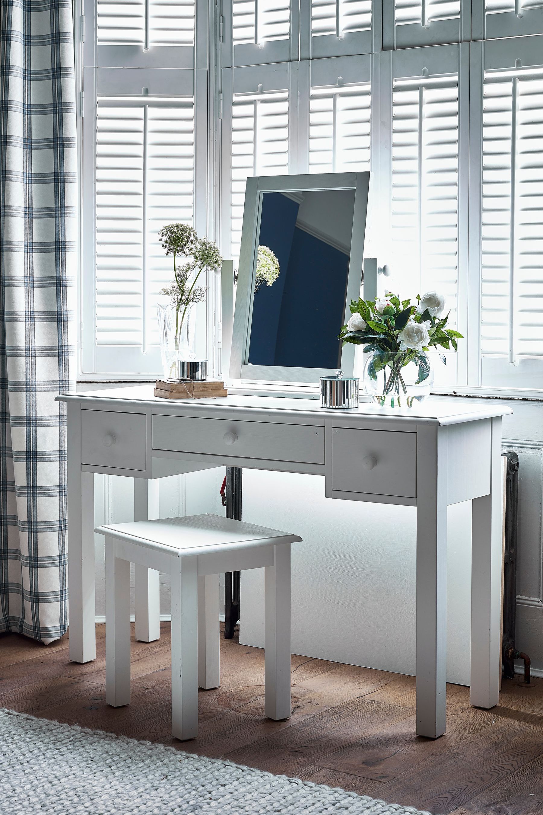 Dressing table store near window