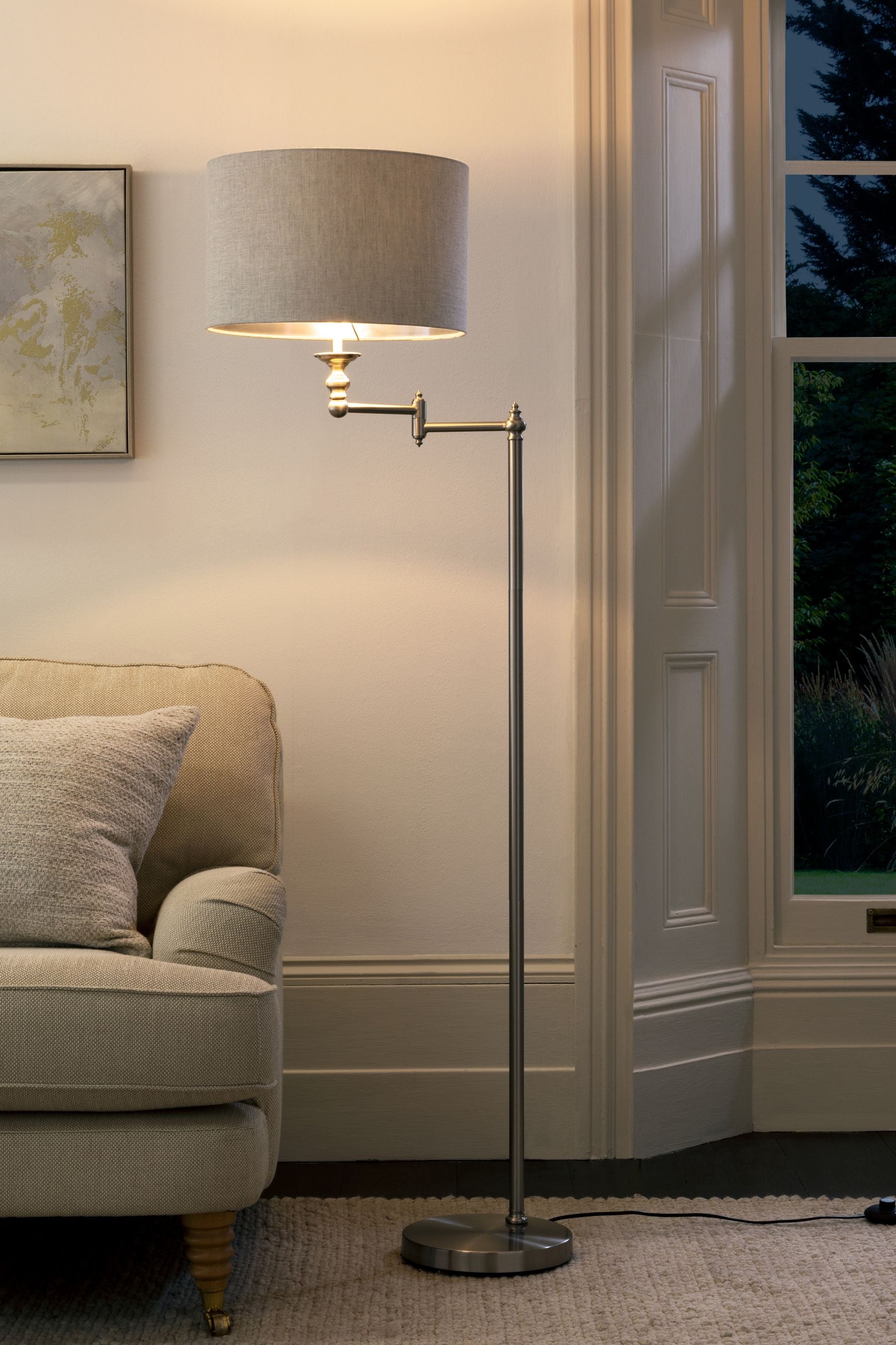 Floor lamp with movable outlet arm