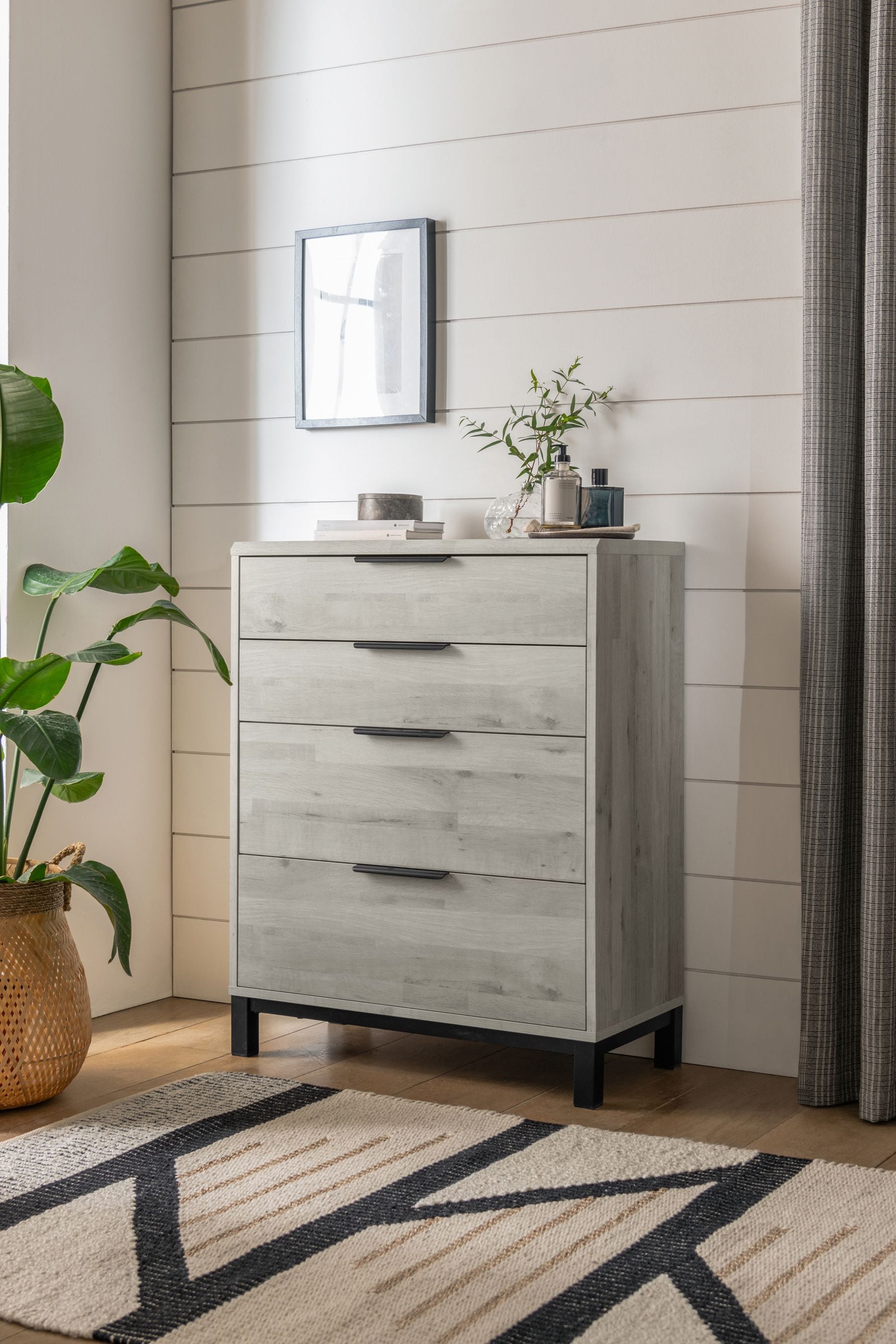 Grey wood effect outlet chest of drawers