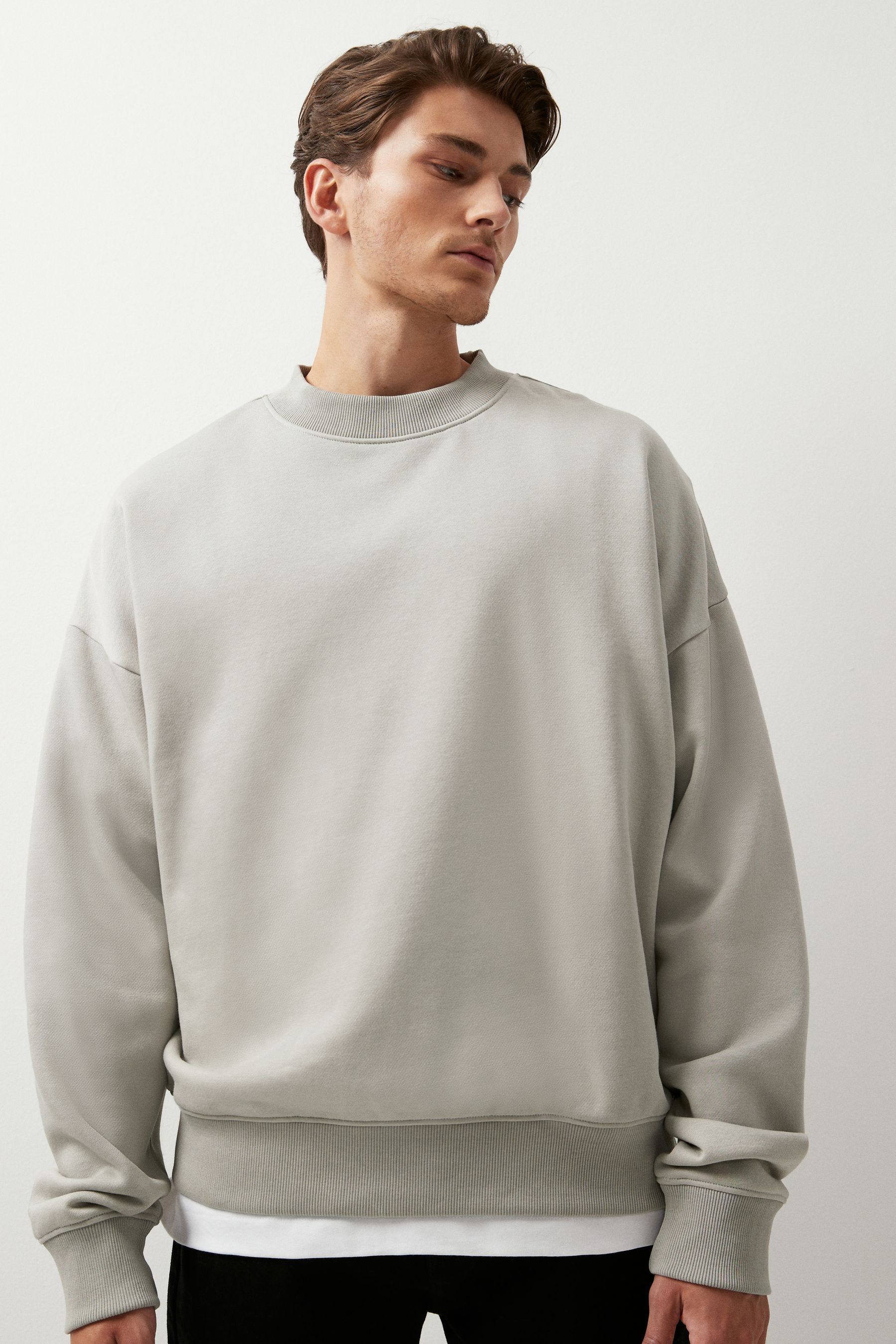 Light gray crewneck sweatshirt top
