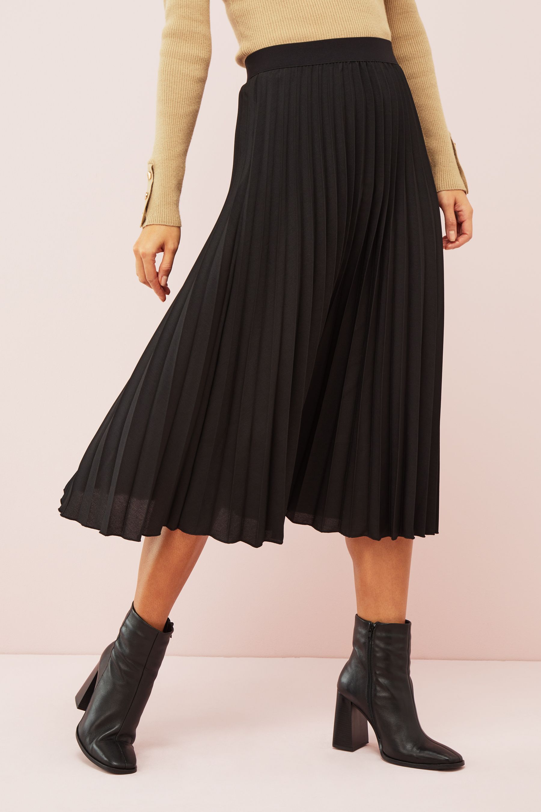Pleated store skirt quiz